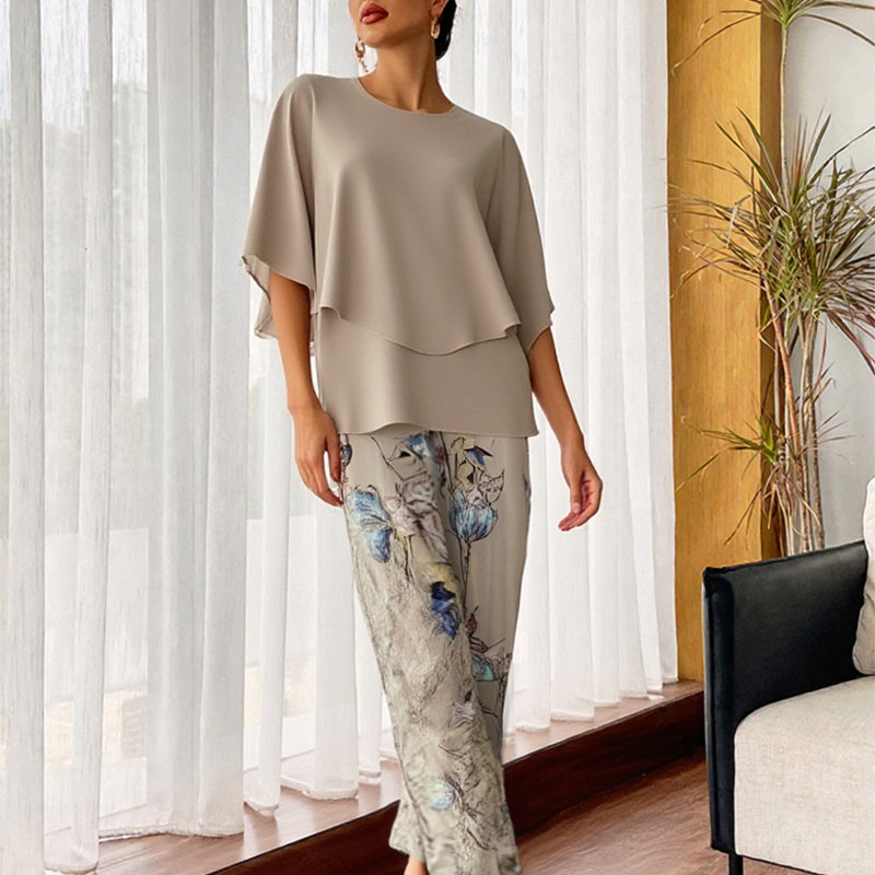 Chic set with trendy printed pants and elegant turtleneck top
