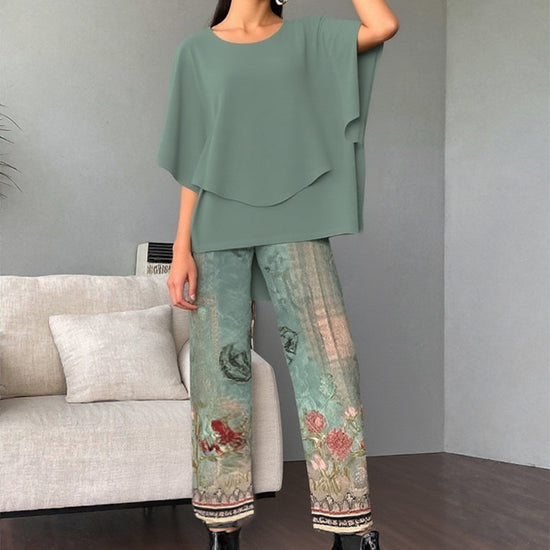 Chic set with trendy printed pants and elegant turtleneck top